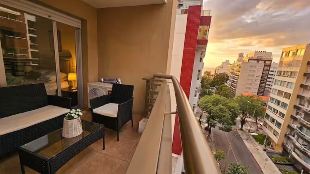 Balcón con vista al atardecer