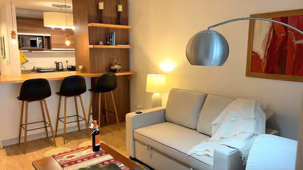 Living con barra y cocina integrada